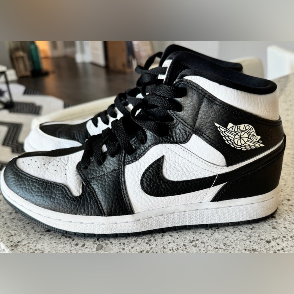 Jordan 1 Mid Split Black and White